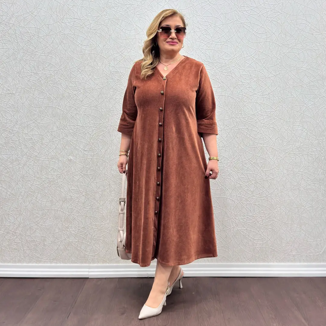 Büyük Beden Likralı Kadife Düğme Detaylı Elbise · Taba