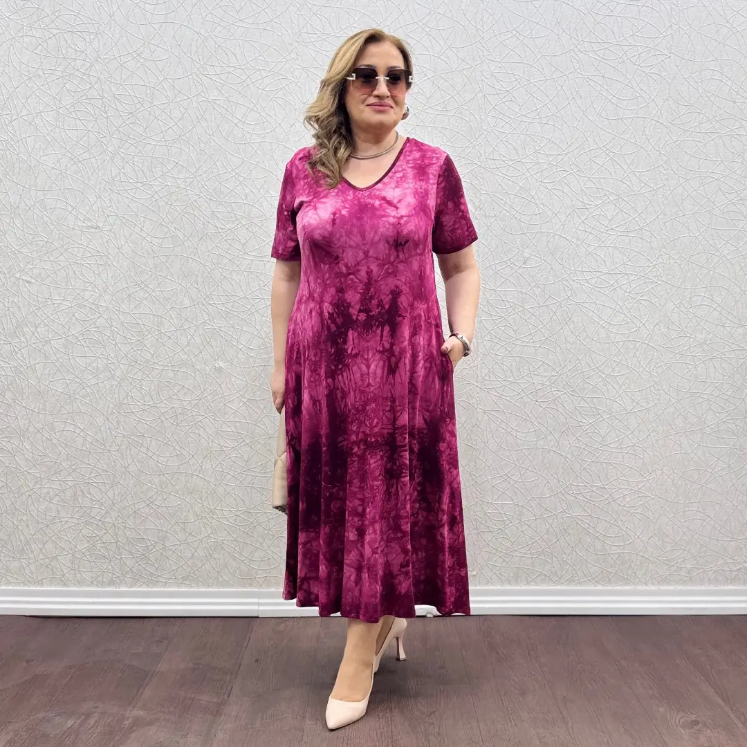 Likralı V yaka Penye Elbise — Fuşya Batik Desen — görsel 2