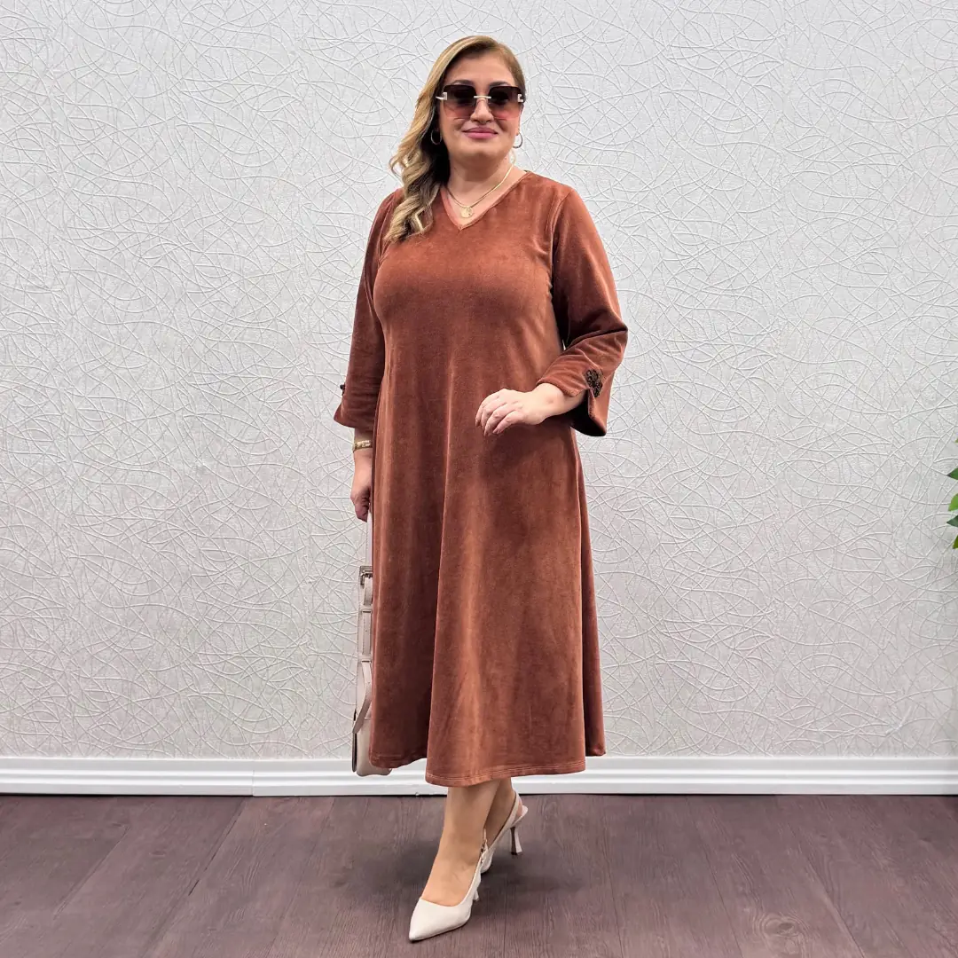 Büyük Beden Likralı Kadife V Yaka Elbise · Taba