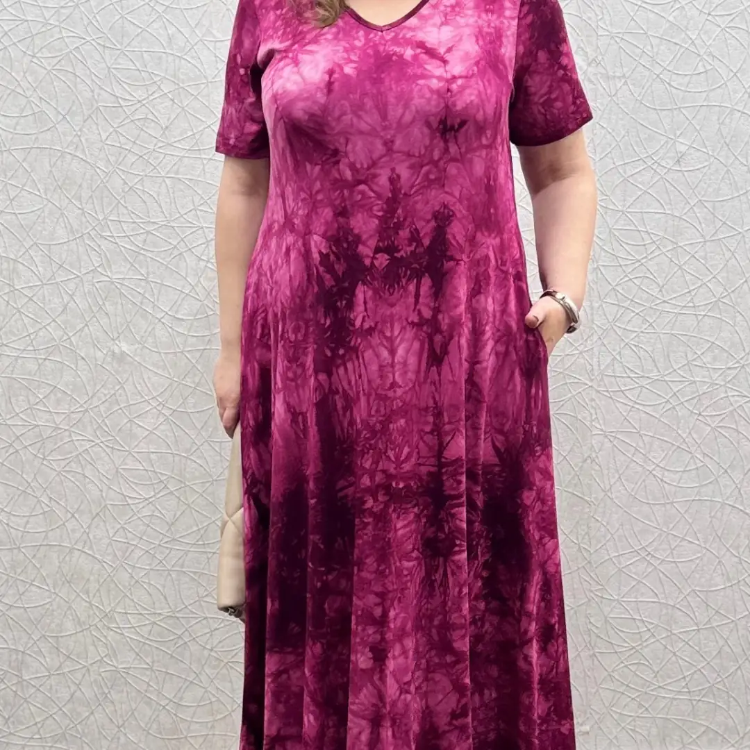 Likralı V yaka Penye Elbise — Fuşya Batik Desen — görsel 4