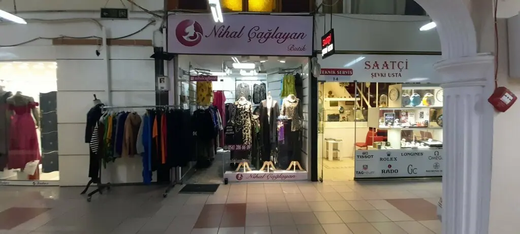 Nihal Çağlayan Butik: Kayhan Pasajı içindeki mağaza girişi ve vitrin